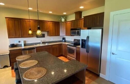 Quincy House | A28 condo by large pool/shuttle