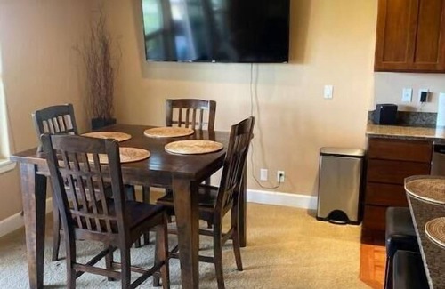 Quincy House | A28 condo by large pool/shuttle