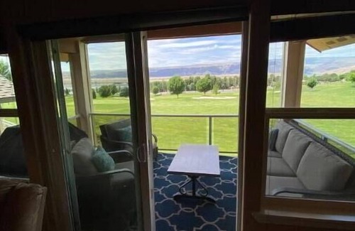 Quincy House | A28 condo by large pool/shuttle