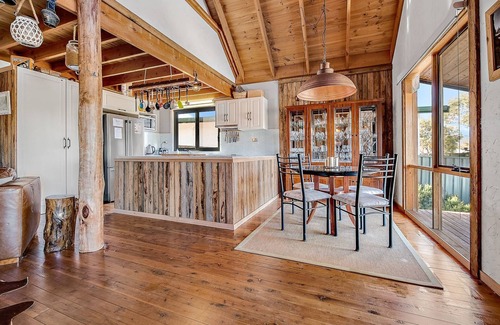Jindabyne House | Aarlaur 2 - Charming 2BR Rustic Home l Bath l Fire Pit l WiFi Air-Con