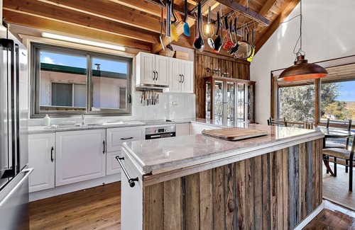 Jindabyne House | Aarlaur 2 - Charming 2BR Rustic Home l Bath l Fire Pit l WiFi Air-Con