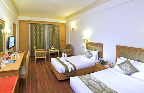 Shenoys Hotel | Abad Atrium