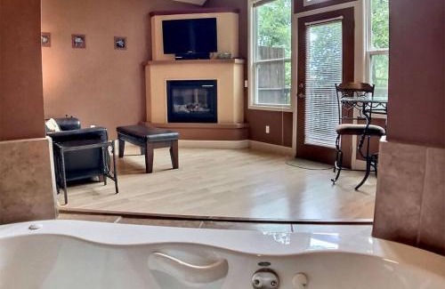 Eureka Springs Apartment | Abbey Chateau Treehouse #10/Oak Crest cottages and treehouses