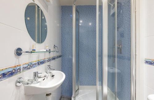 West Cliff Apartment | Abbey Terrace - Free Parking