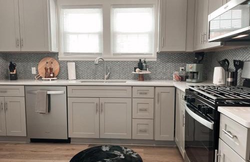 South Overton House | Abbott Retreat- 4min walk to TTU & 2 king beds