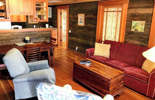 Historic Railroad District Cottage | ABBOTT'S COTTAGES- The Lark. 2 bedroom cottage, just two blocks to downtown