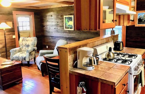 Historic Railroad District Cottage | ABBOTT'S COTTAGES- The Lark. 2 bedroom cottage, just two blocks to downtown
