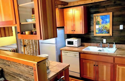 Historic Railroad District Cottage | ABBOTT'S COTTAGES- The Lark. 2 bedroom cottage, just two blocks to downtown