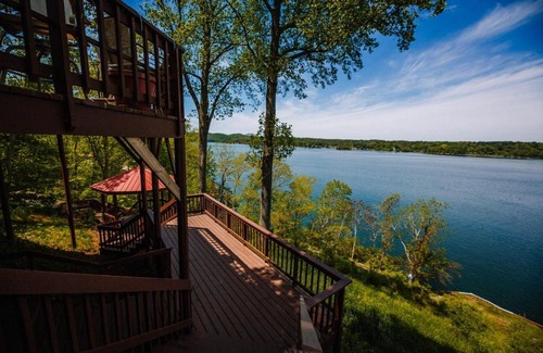 Ingles House | Abigail's Lake View
