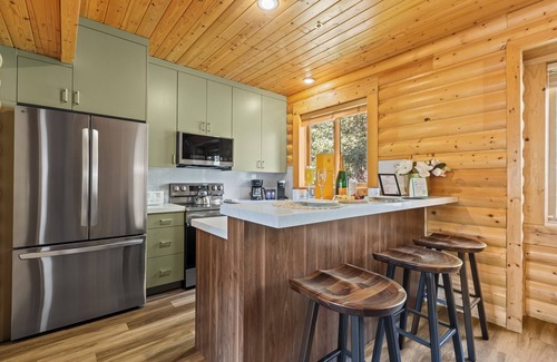 Deer Valley Condo | Abode at Black Bear #353 | Mountain Retreat w/Private Hot Tub, Walk to DV Trails & Skiing