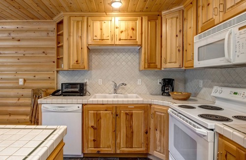 Deer Valley Condo | Abode at Black Bear #302 | Family Friendly Condo w/Private Hot Tub + Amenities