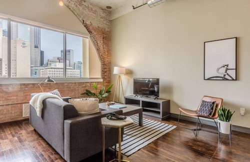 Downtown Dallas Apartment | Abode Dallas - Downtown Convention Center