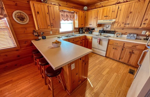 Grassy Creek Cabin | Above It All Available Labor Day Weekend!