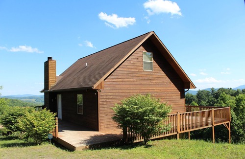 Grassy Creek Cabin | Above It All Available Labor Day Weekend!