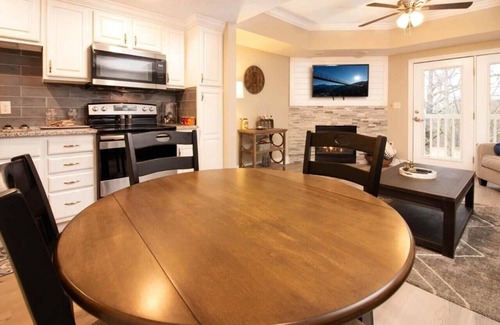 Pigeon Forge Condo | Above It All - Cozy Comfy, Balcony w/Wooded Mtn View 1br/1ba 3 Min. to Town!
