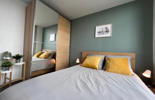 Quartier de la Maison-Blanche Apartment | Above Paris Eiffel Tower view Balcony