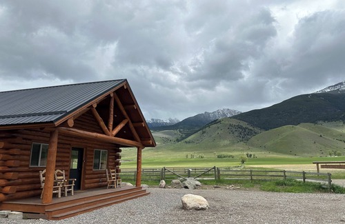 Livingston Cabin | Absaroka Cabin in Paradise Valley nearYellowstone River…just completed