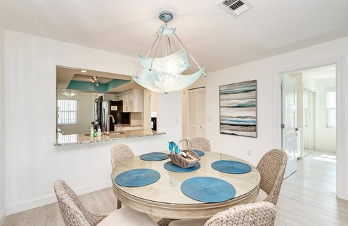 Bradenton Beach Condo | Absolute Anna Maria-Private Beach Access-Beach 1 Minute Walk-Heated Pool-Free Wi