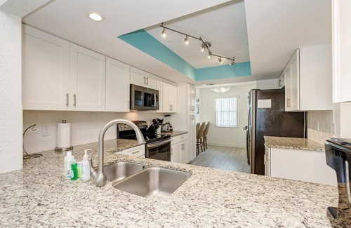 Bradenton Beach Condo | Absolute Anna Maria-Private Beach Access-Beach 1 Minute Walk-Heated Pool-Free Wi