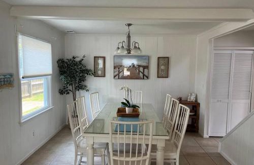 Northeast Virginia Beach House | Absolute Beach 4bedrooms-3bath steps to beach
