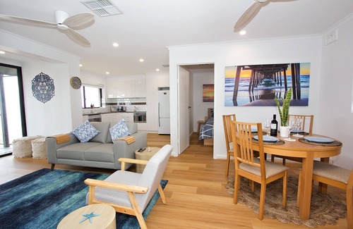 Semaphore Park Apartment | Absolute Beach Front upstairs 2 bedroom unit Sandy Feet 2
