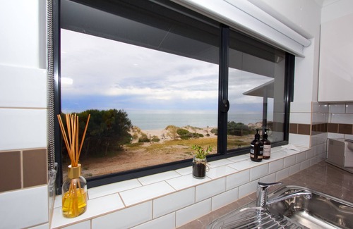 Semaphore Park Apartment | Absolute Beach Front upstairs 2 bedroom unit Sandy Feet 2