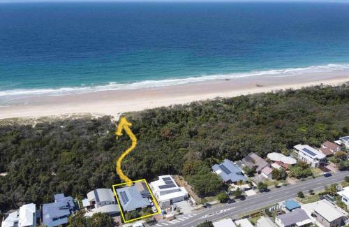 Wurtulla House | Absolute Beach Front Home -Dogs, Surf, Relax, Bush