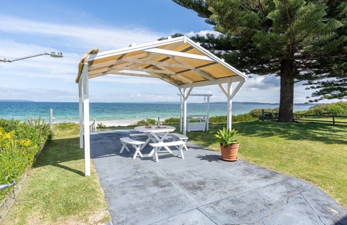 Callala Beach House | Absolute Beach – panoramic ocean views, just a few metres to the sands of Callala Beach