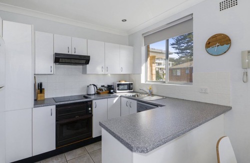 Avoca Beach Apartment | Absolute Beachfront - South Strand 7 Linen & WiFI
