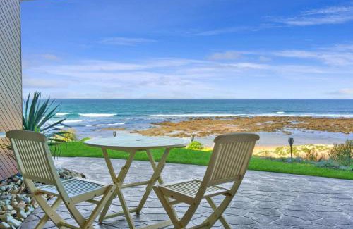 Blue Bay Apartment | Absolute Beachfront l Couples Getaway