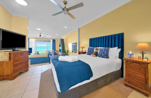 Blue Bay Apartment | Absolute Beachfront l Couples Getaway