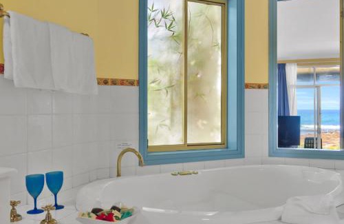 Blue Bay Apartment | Absolute Beachfront l Couples Getaway