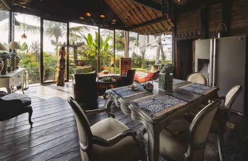 Kerambitan Villa | Absolute Beachfront Romantic Villa Laut