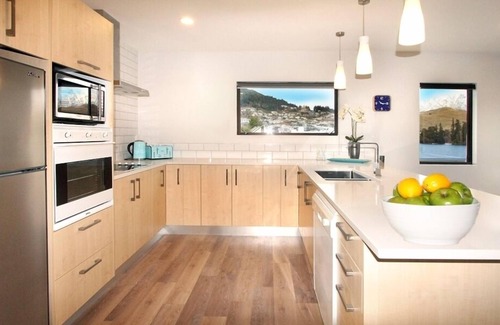 Queenstown Apartment | Absolute Lakefront Downtown Queenstown
