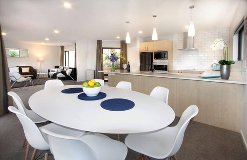 Queenstown Apartment | Absolute Lakefront Downtown Queenstown