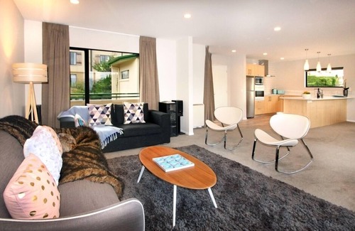Queenstown Apartment | Absolute Lakefront Downtown Queenstown