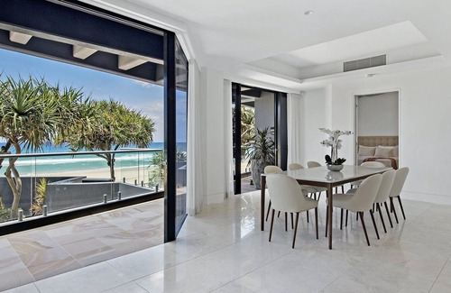 Gold Coast Villa | Absolute Main Beach (Heated Pool)