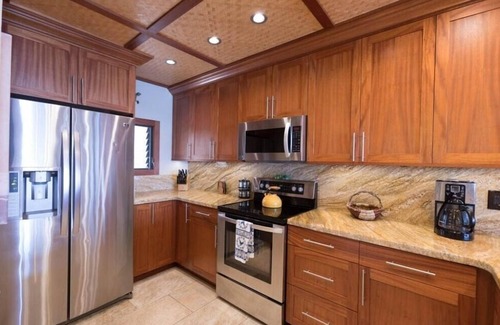 Kailua-Kona Condo | Absolute Oceanfront, gorgeous 2 BR 2 BATH with AC
