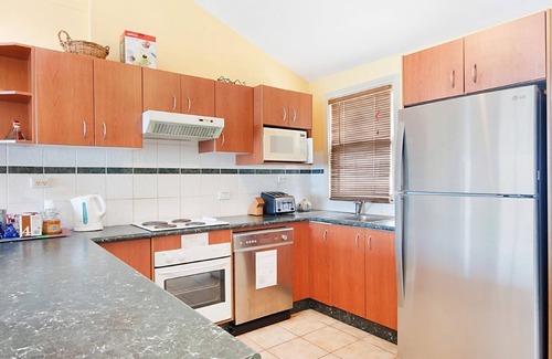 Sunshine House | Absolute water front with private jetty! Sunshine Cottage on Lake Macquarie