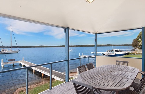 Sunshine House | Absolute water front with private jetty! Sunshine Cottage on Lake Macquarie