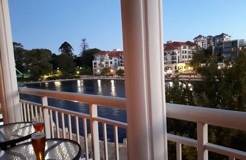 East Perth Apartment | ABSOLUTE WATERFRONT CLOSE TO STADIUM
