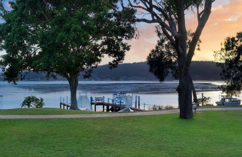 Woy Woy House | ABSOLUTE WATERFRONT COTTAGE / WOY WOY