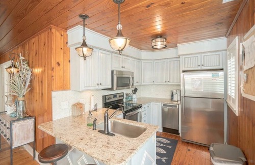 Ocean Isle Beach Cottage | Absolutely Charming Cottage! Backyard oasis with pool/tiki bar! Prime Location!