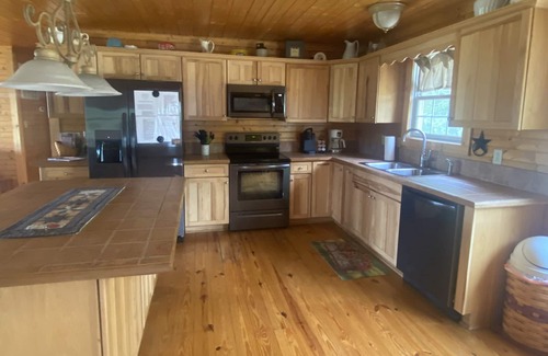 Luray Cabin | Absolutely stunning Mountain View with covered hot tub