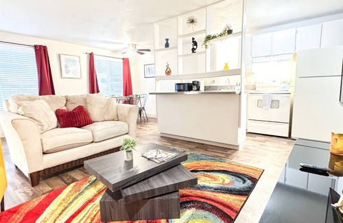 Corvallis Apartment | Abstract Abode- hot tub, gym, sauna