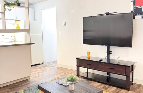 Corvallis Apartment | Abstract Abode- hot tub, gym, sauna
