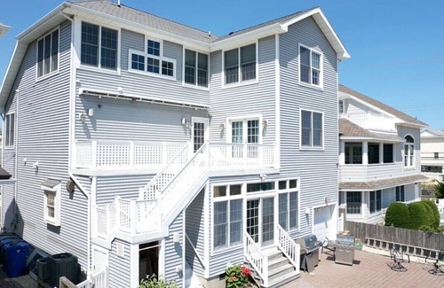 Lavallette House | Abundance, brilliance & charm in this 5 bd 3 ba beauty in Lavallette w/WiFi, AC