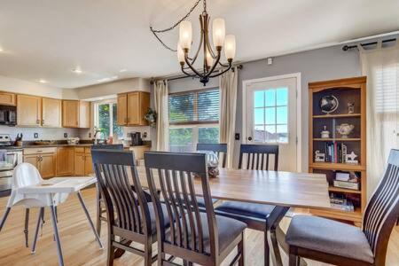 Cheyenne Meadows House | AC 2960sqft MountainViews FirePit Basketball WD