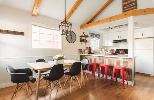 Big Bear Lake Cottage | AC + <5mins to Village/Shops/BikePark/Zoo + FirePit