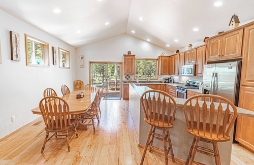 Deer Park House | AC, private deck, hot tub, remodeled, single level, comfortable, EV, perks